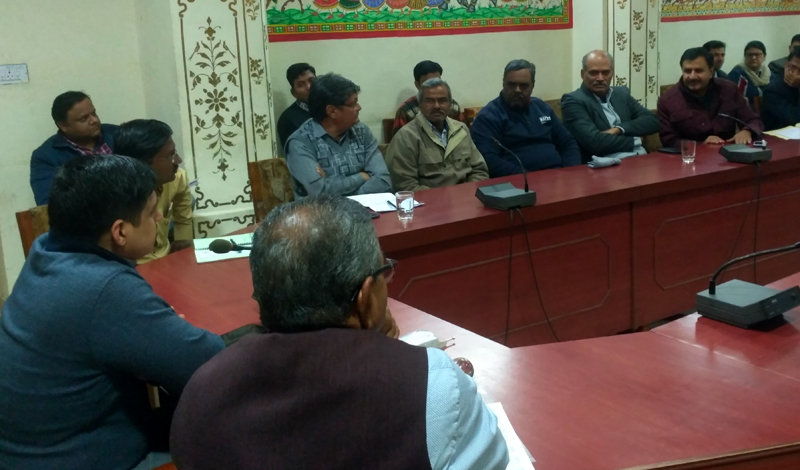 photo-meeting.jpg1_ हल्की फुहारों व कोहरे के बीच कलक्‍टर कुमार पाल गौतम  देखी सफाई व्यवस्था﻿