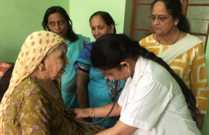 भारत विकास परिषद की मीरा शाखा की ओर से मातृत्व दिवस पर रविवार को शांति निवास वृद्ध आश्रम में चिकित्सा शिविर में महिलाओं के स्वास्थ्य की जांच करते हुए डाॅ.दीप्ति बहल।