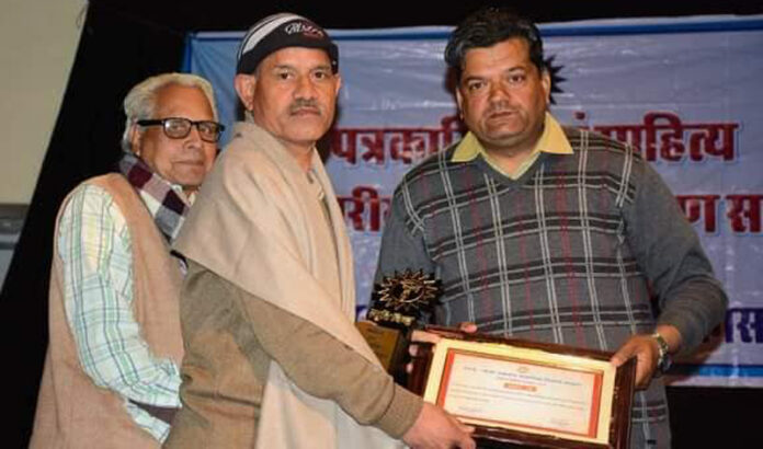 Two journalists and three writers. Shambhu-Shekhar honored with Sakasena Awar12