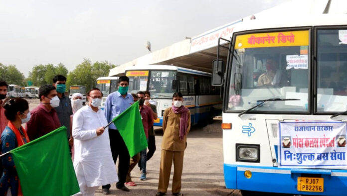 Energy Public Health Engineering Minister Dr. BD Kalla flagged off three free Moksha Kalash special buses from the main stand of Rajasthan State Road Transport Corporation.