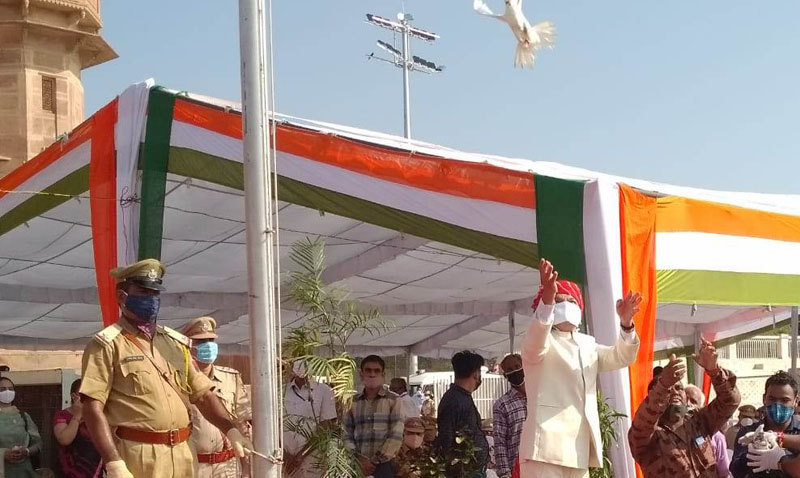 Divisional Commissioner Mehra hoisted the flag in Bikaner