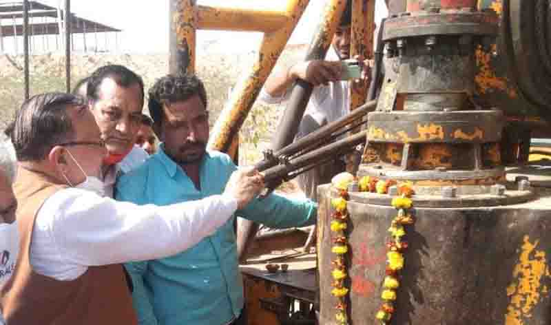 Dr. B.D. Kalla lays foundation stone for new tubewells in Mahananda Talai