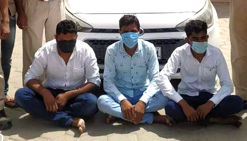 Three arrested with intoxicating tablets of 27 thousand rupees