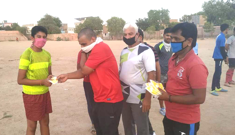 Uday Club distributed masks to football players, players arrived at Pushkarna Stadium, returned dazzling