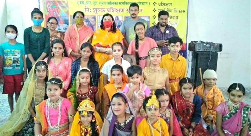 Little Radha Krishna children performed aarti in Sai temple