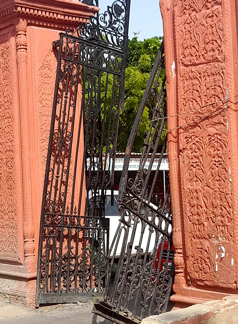 The main gate of the public park was damaged, the possibility of an accident