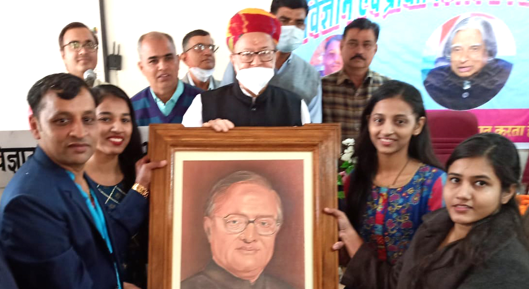 Painter Preeti Solanki made Dr. B.D. Kalla's Portrait