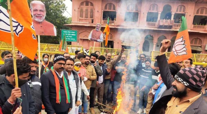 Punjab CM Channi's effigy burnt 06BKN PH-3