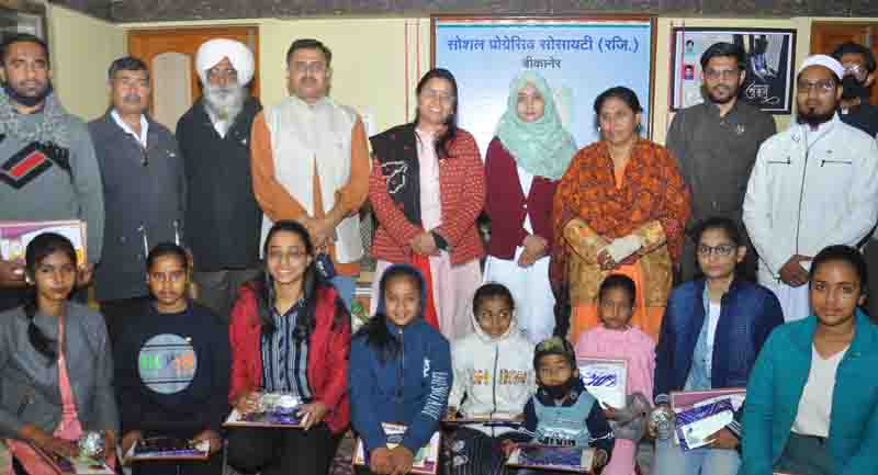 Tricolor hoisted at Asmat Amin House, prizes awarded to the winners