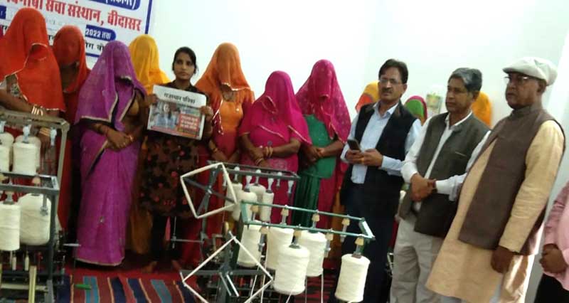 Khadi Board Secretary Vyas saw the training camp of the girls in Bhinasar