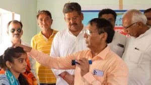 Eye checkup of more than 50 people in the camp held on the birthday of Chief Minister