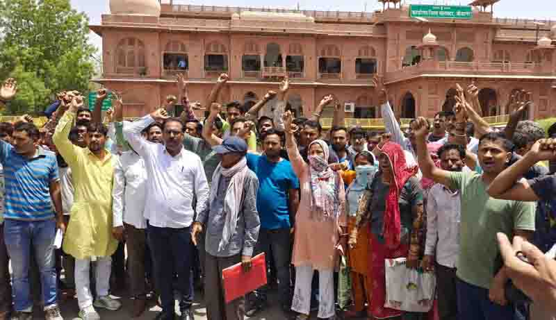 Demonstration against the action of demolishing the registered houses of the poor