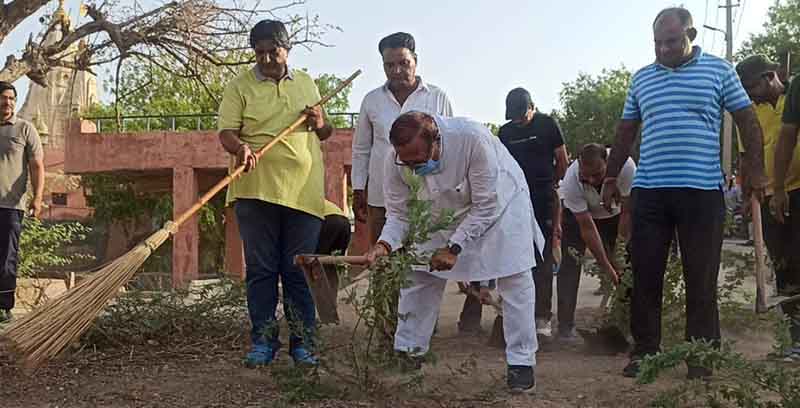 Dr. Kalla used shovel in Harsolava, cut bushes