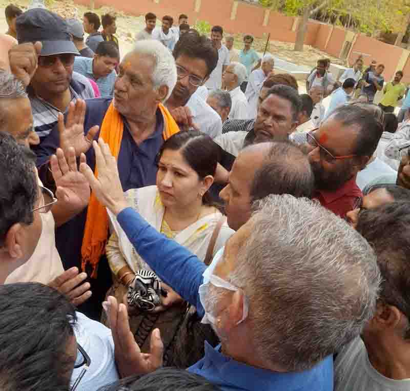 People craving for drinking water demonstrated at Murlidhar Vyas Colony tank