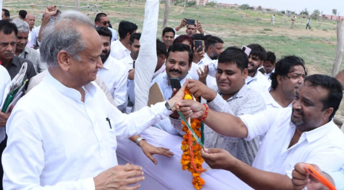 Chief Minister Gehlot was welcomed on the helipad built in MGSU