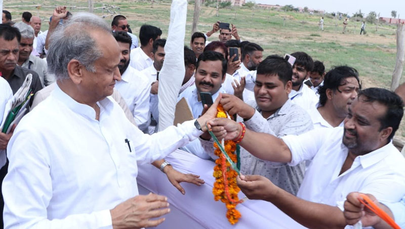 Chief Minister Gehlot was welcomed on the helipad built in MGSU