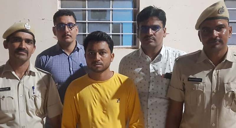 A youth arrested with counterfeit notes, goods for making notes recovered