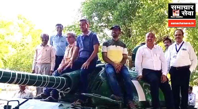 Big officers of Bikaner mounted on Pakistan's T-59 tank