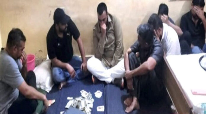 07 arrested while gambling in Hotel Bahadur Vilas, Rs 04 lakh. Zaptav