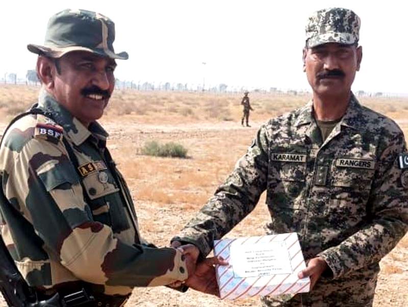 BSF fed sweets to Pakistan soldiers-1