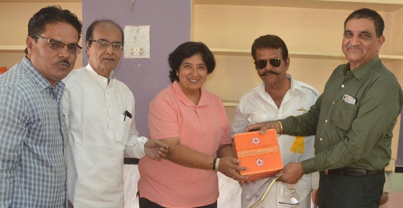 Hygiene kit presented to blood donors