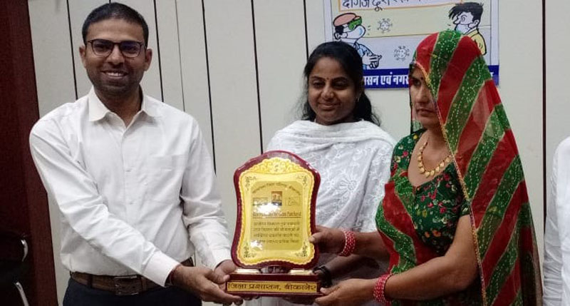 Sarpanch-Gramsevak honored for innovating in Bikaner