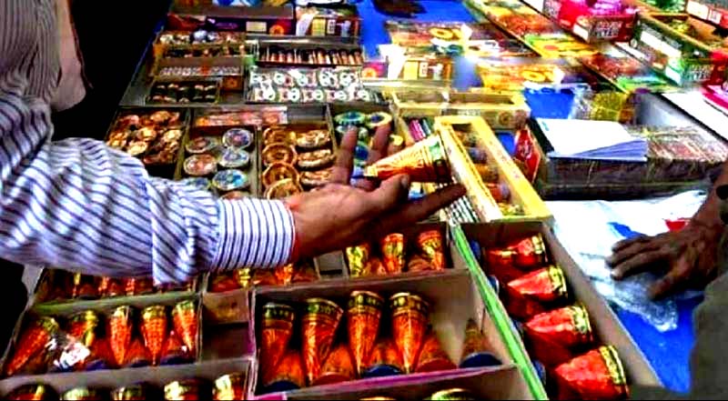 Seizure of firecrackers sold without license, case registered against four people