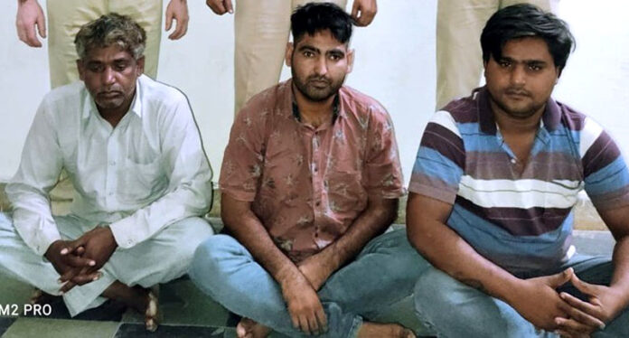 Three crooks who exchanged ATM money were arrested-2