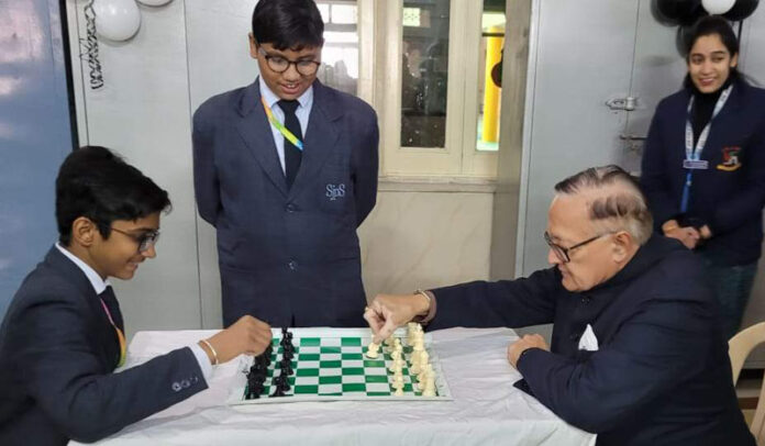 Education Minister Dr.B. D. Kalli played chess with the children 07BKN PH-01