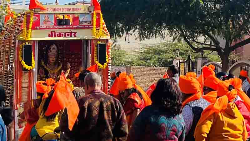 Shree Mahalaxmi Shobhayatra welcomed by showering flowers