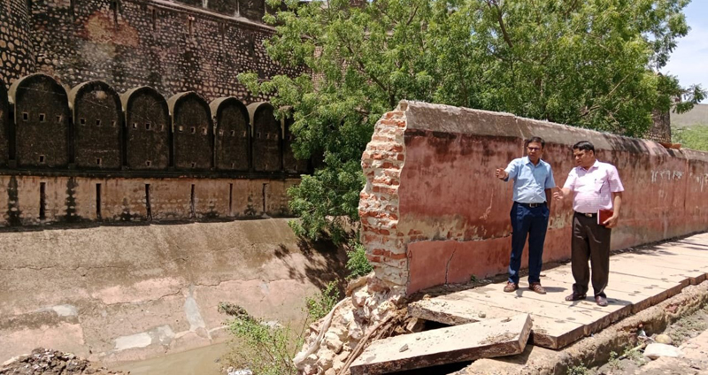 Collector inspected the wall of Junagadh which fell in the rain 29BKN PH-2