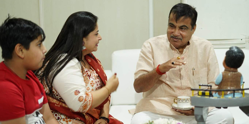 Union Minister Gadkari appreciated the work of sculptor Ruchika Joshi