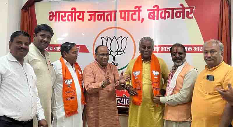 Jethanand Vyas wore BJP's scarf