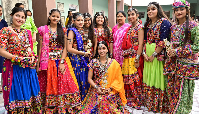 Bhanupriya, Mithali Soni, Pooja Mundhra and Kumkum Naulakha were awarded in Dandiya Mahotsav.