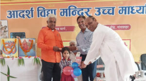 Grandparents-played-balloon-blowing-competition-with-grandchildren-1-300x168 दादा-दादी ने पोते-पोतियों संग खेली गुब्‍बारा फुलाना प्रतियोगिता