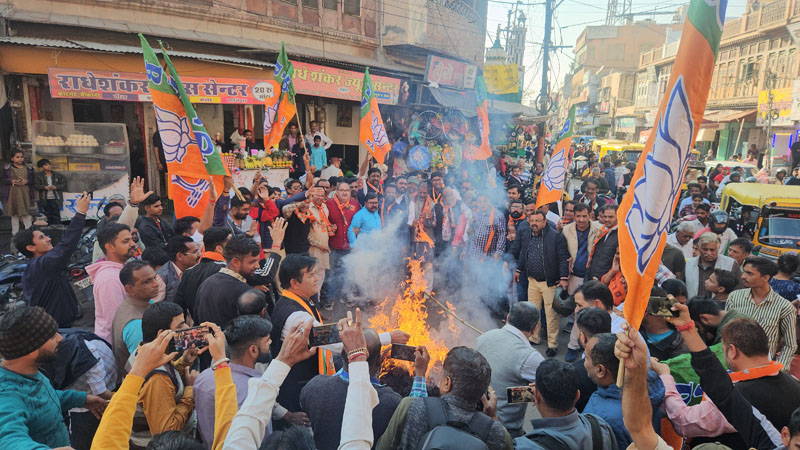 Bikaner BJP burnt the effigy of MP Dheeraj Sahu