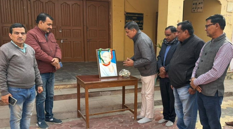 Zilla Parishad officers and employees sang Bapu's favorite hymn