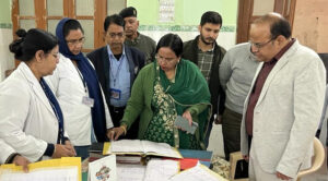 Divisional-Commissioner-Urmila-Rajoria-reached-the-hospital.2-300x166 अस्‍पताल पहुंची डिविजनल कमिशनर उर्मिला राजौरिया