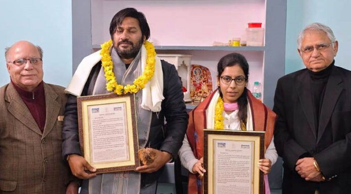 Khushboo Vyas honored with Chandrashekhar Excellence Award
