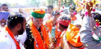 Arjun Ram Meghwal bowed in Gurudwara Singh Sabha and prayed for the prosperity of the area.