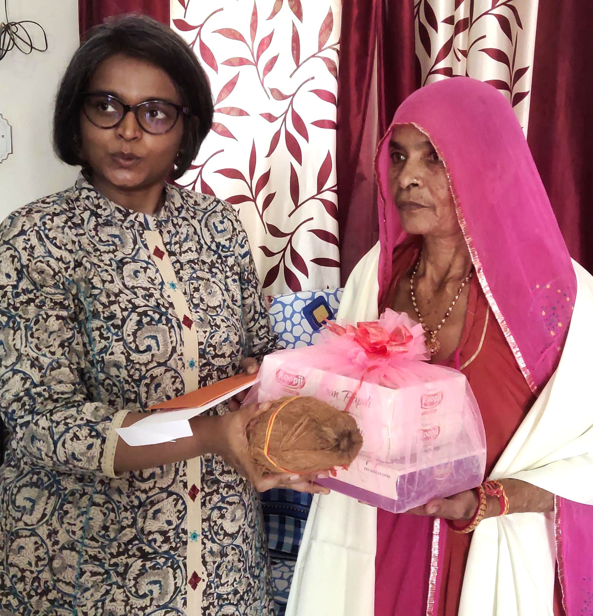 CM sent a gift to Veerangana Magani Devi on Rakhi, Collector handed it over