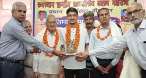 Chartered-Accountant-Abhishek-Sewag-was-honoured-with-a-shawl-coconut-and-a-memento-300x162 शाकद्वीपीय ब्राह्मण महासभा ने 190 प्रतिभाओं का किया सम्‍मान