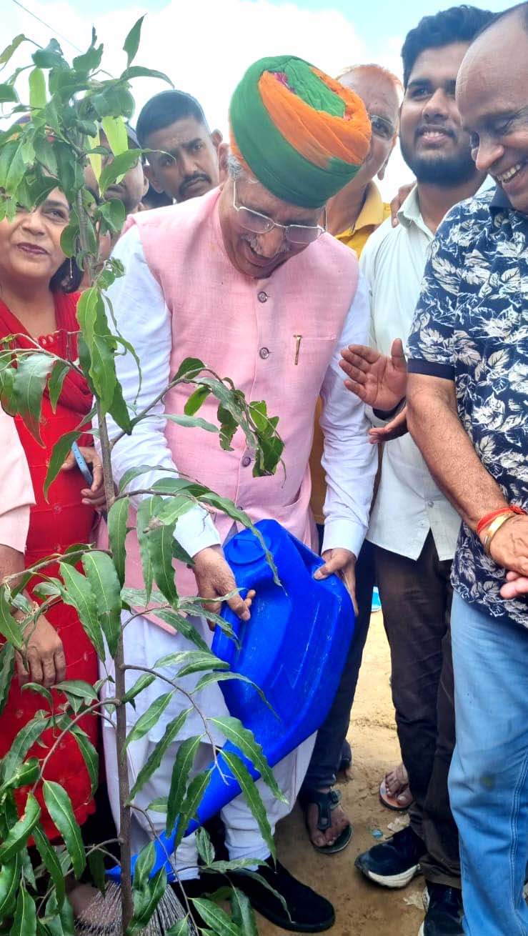 Law Minister Arjun Ram Meghwal taught people the lesson of plantation awareness through couplets and stories