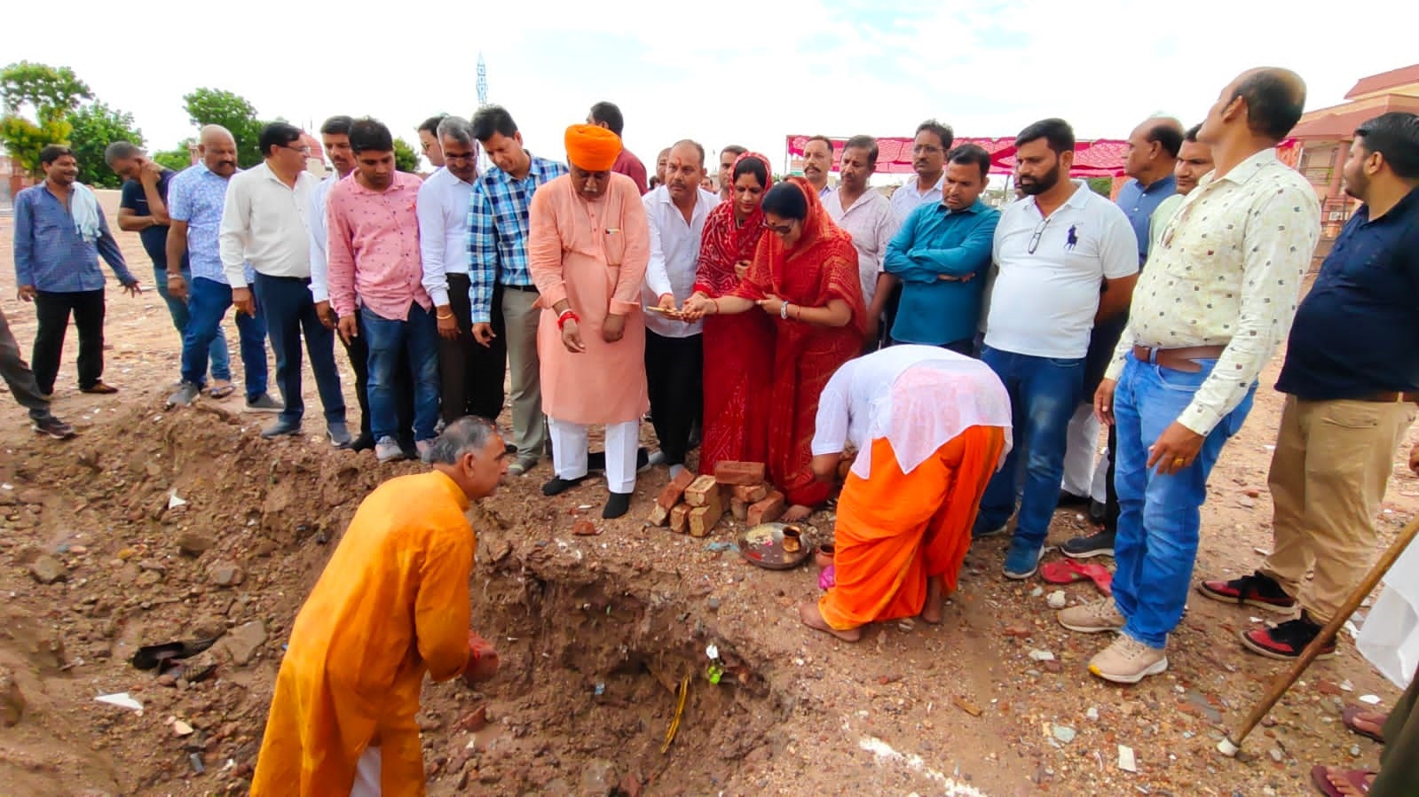 MLA and temple supporters got into a fight over the land of the tank