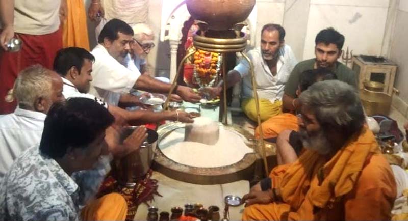 Rudrabhishek with rice in Kashi Vishwanath temple of Sansolav