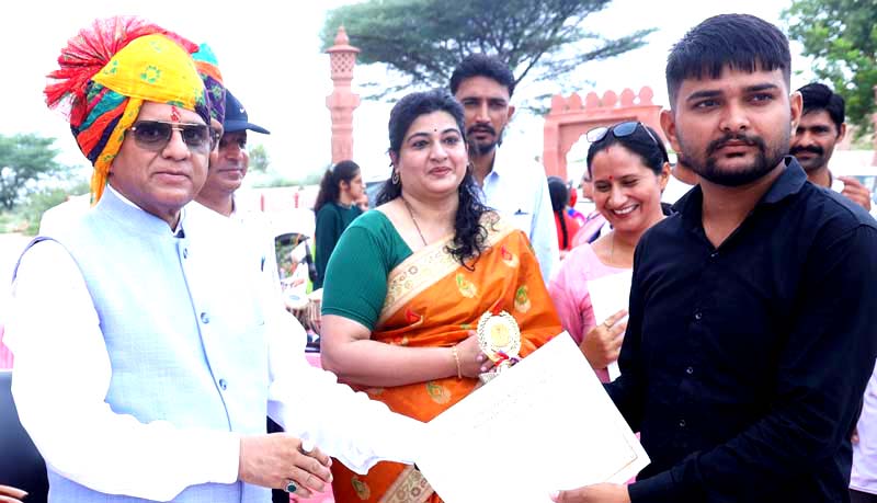 Vice Chancellor Acharya Manoj Dixit hoisted the tricolor at MGSU