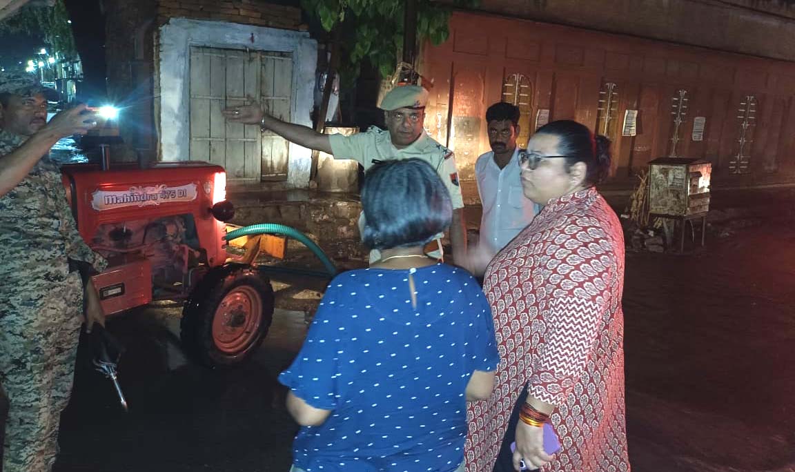 Waterlogging in Bajrang Vihar, Shivbari, Gangashahar due to heavy rain, Collector, SP took stock of the situation on Thursday night