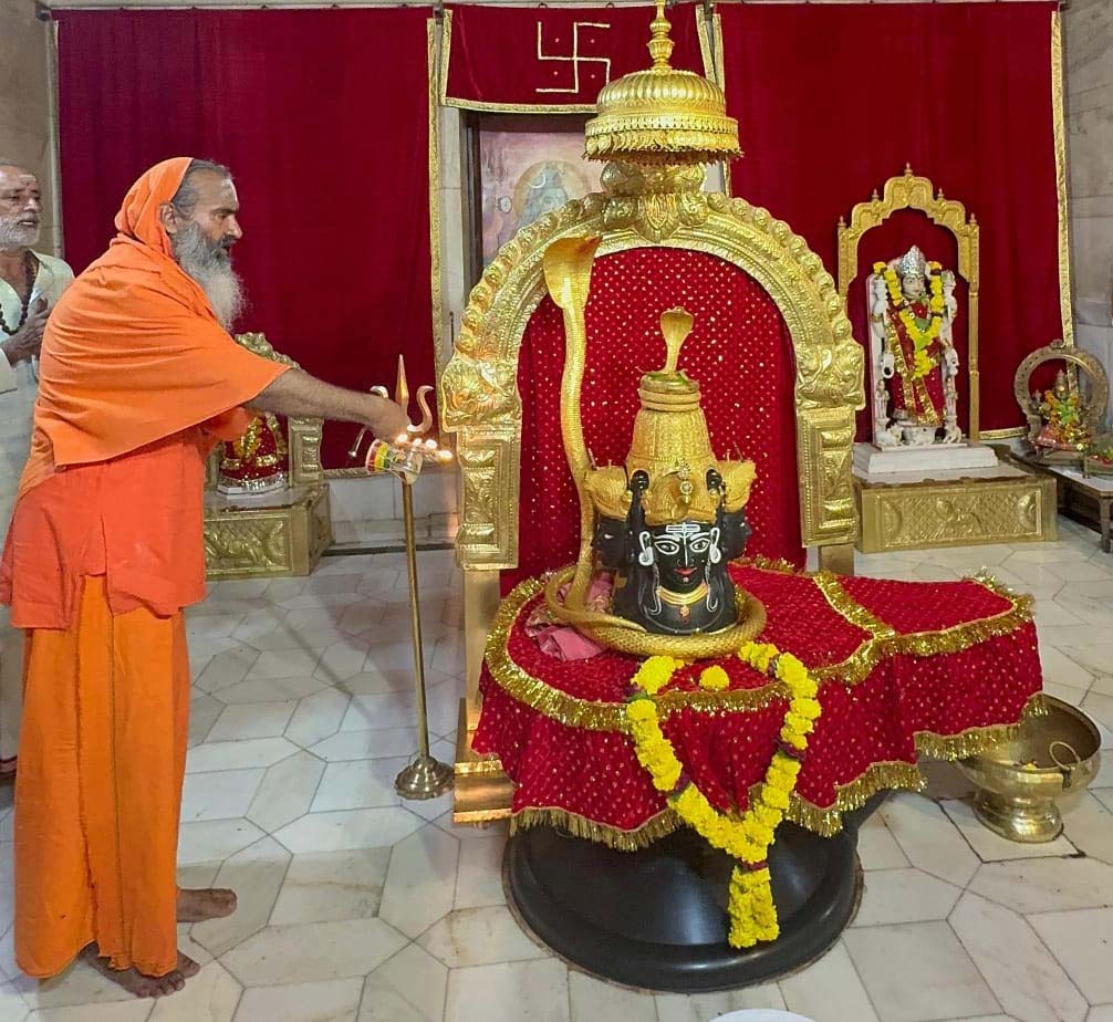 Worshiped the Laleshwar Mahadev idol adorned with gold ornaments