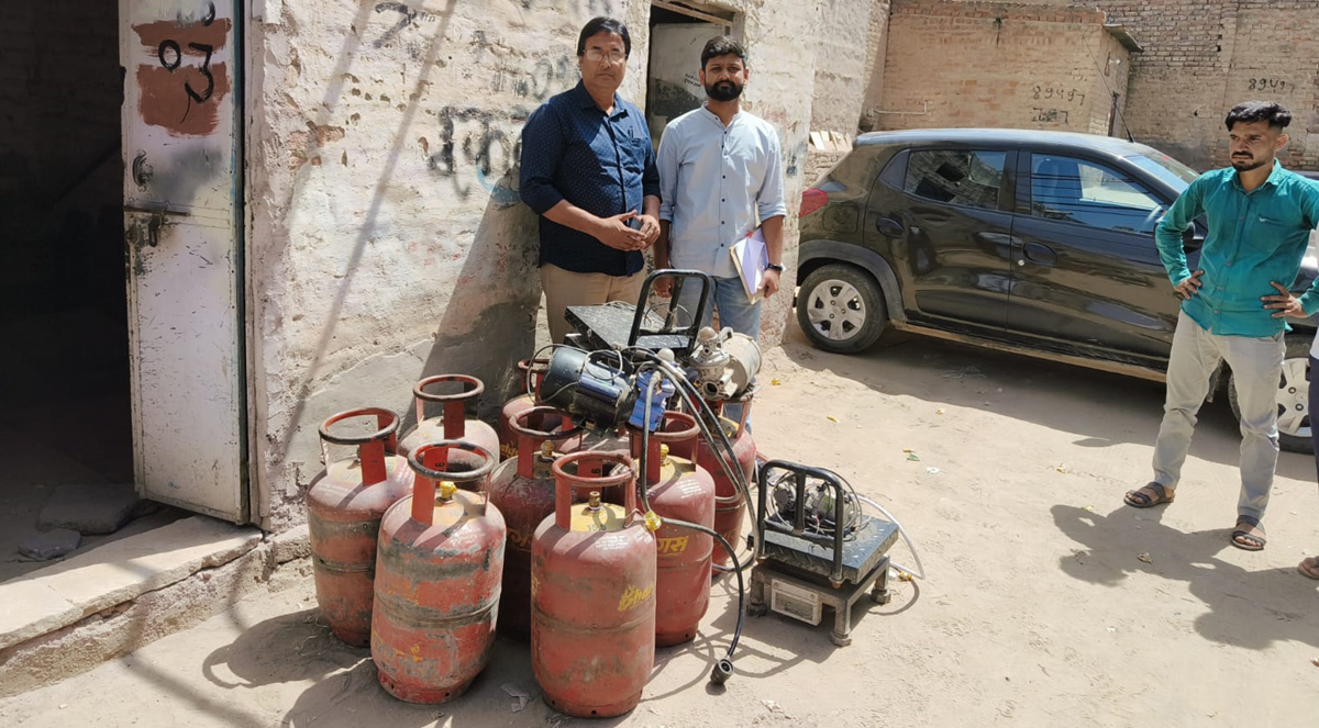 10 illegal domestic gas cylinders recovered from Monu Car Washing Center