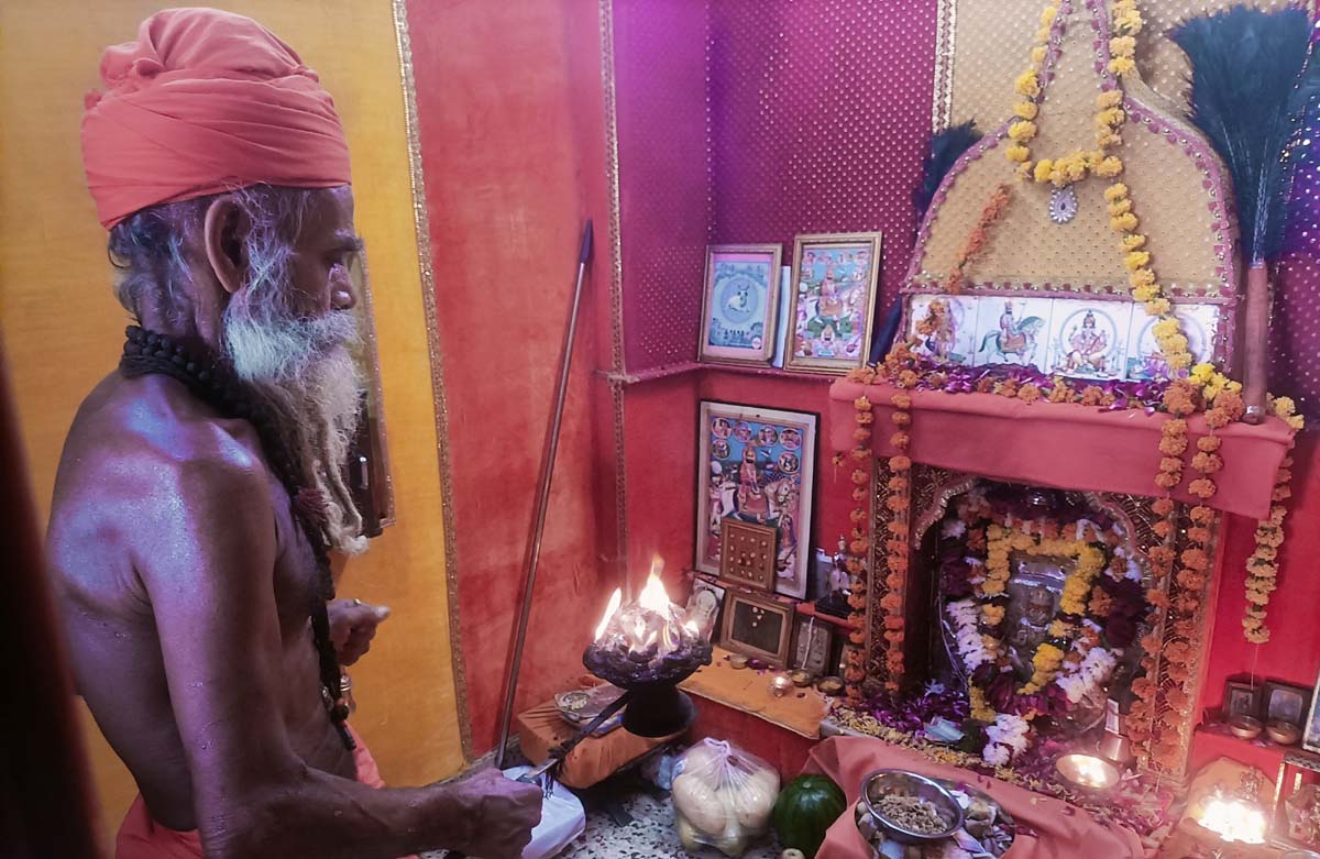 Baba Ramdev's Aarti was performed at Bhavanath Ashram, 101 flags were hoisted